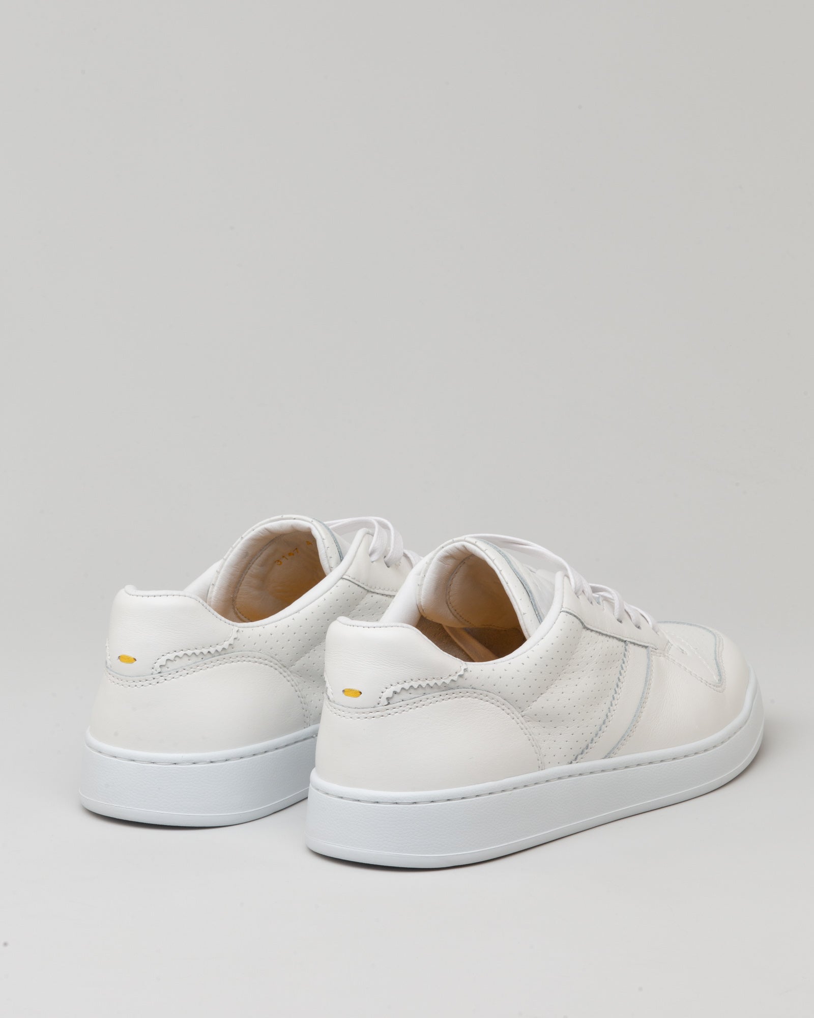 Sneakers punzonata - DOUCAL'S | Risvolto.com